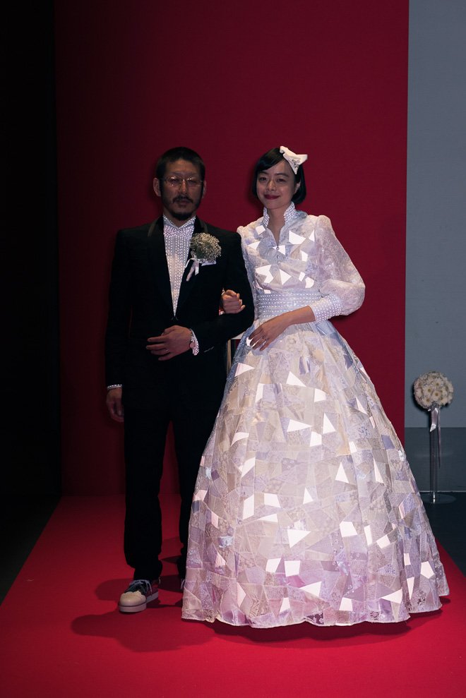 アンリアレイジ森永邦彦とモデルkanocoの結婚式をレポート 披露宴ではサカナクション山口一郎が歌で祝福 ドレスはフラッシュで光るパッチワーク Fashionsnap Com Scoopnest