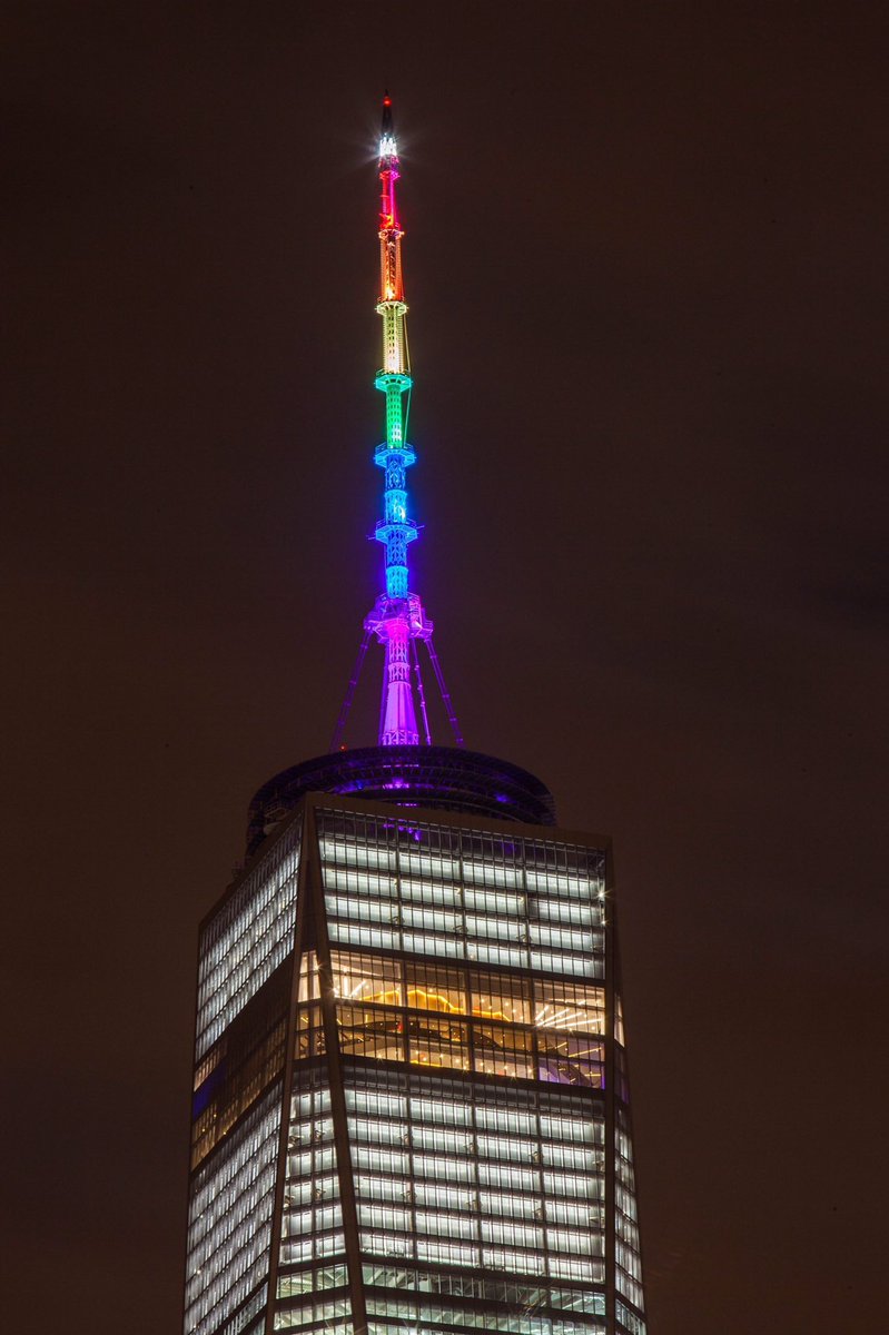 ChiIIVlbes's tweet image. The Empire State Building darkens to mourn those lost, as the One World Trade Center lights up in color. Chills❤️💚💜💛