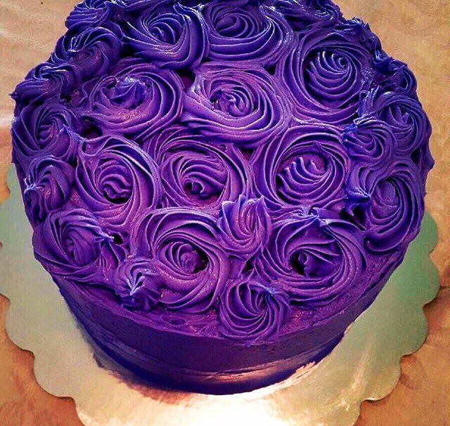 ponderscakes's tweet photo. Three-layered rose top cake with cream cheese frosting #lemonflavored #ponderscakes https://t.co/xjzYAx4osZ