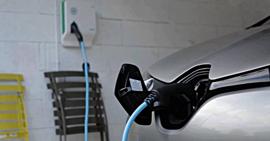 electro_mov's tweet photo. Te contamos cómo montar tu propio punto de recarga para #vehículoseléctricos en casa

https://t.co/50bXRNmigN… #VE https://t.co/Dr4yT53VAE