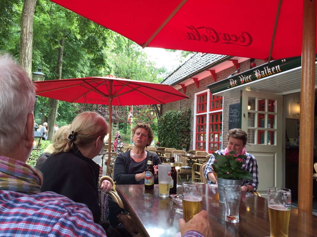 Weer en mooie wegen. Prachtige auto's in een super omgeving.