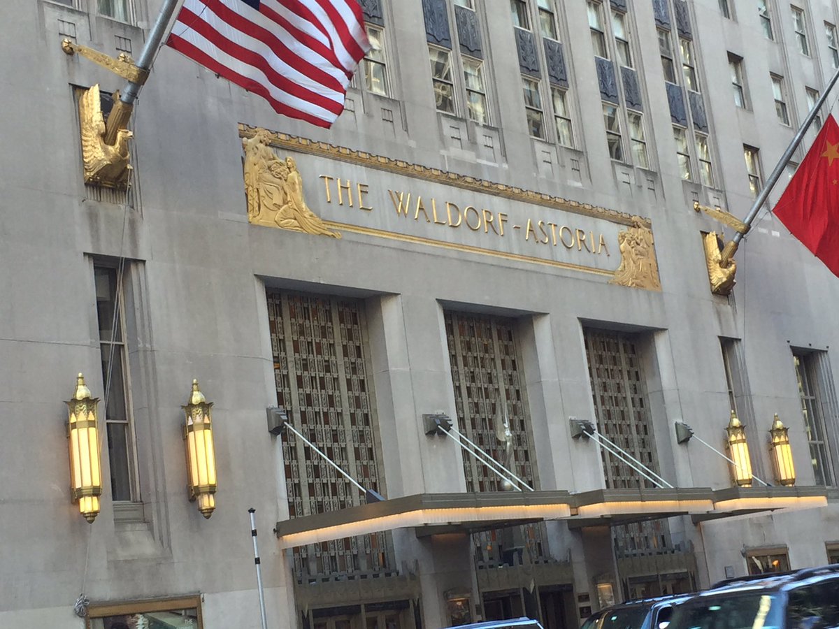 MarlowMoo's tweet photo. Saw @WaldorfAstoria and Park Ave. not sure why a China flag is flying #nyc #moocation https://t.co/dg4bKLecbM