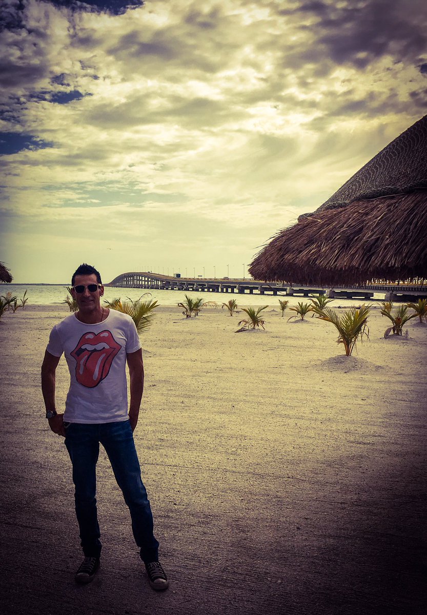 MarcoDmTeam's tweet photo. “@marcodimauro: Saludos de Cd del Carmen. Nos vemos en un ratito más 😉😘🌻 https://t.co/lNbafRRHjl”