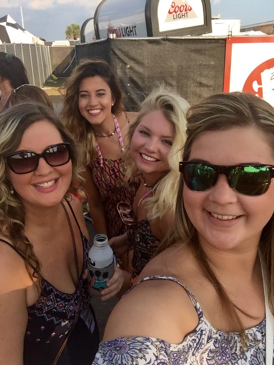 JNeath11's tweet photo. Standing in line to meet @coleswindell 😊🙌🏼🍻 https://t.co/GqwnMMM8z1