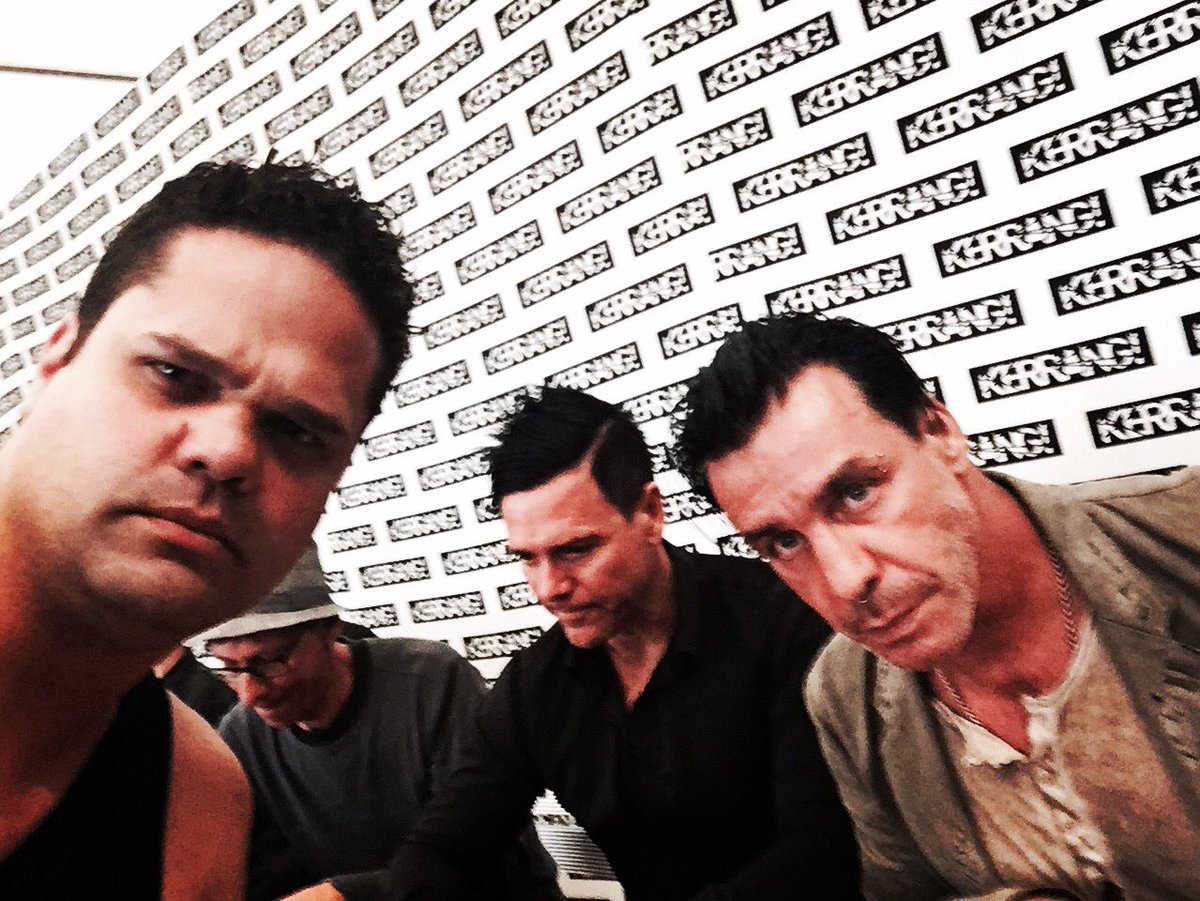 chrishoffmusic's tweet photo. Mit Rammstein. #DL2016 #downloadfestival #rammstein #kerrang #tilllindemann #flake #richardkruspe #chrishoffmusic https://t.co/OvjVwkTehL
