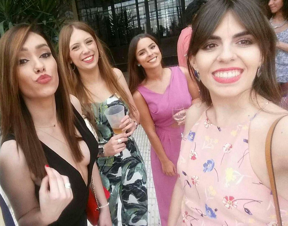 ArantxaOr's tweet photo. 2 años juntas, una noche increíble y rodeada de estas preciosidades. ¡GRACIAS!🎓🎓📚📚🙌🙌🎉💜 https://t.co/29pRoITc4i