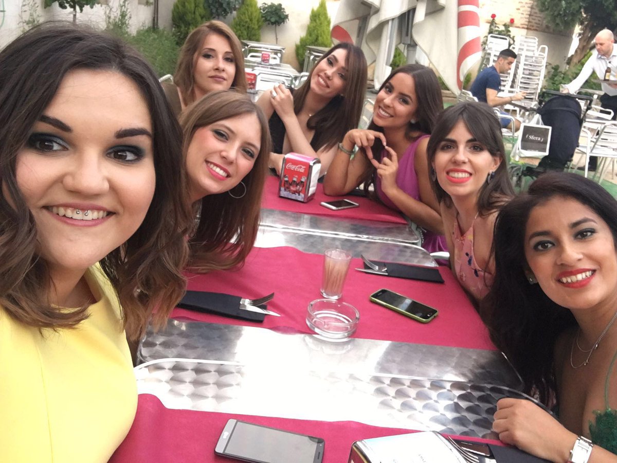 ArantxaOr's tweet photo. 2 años juntas, una noche increíble y rodeada de estas preciosidades. ¡GRACIAS!🎓🎓📚📚🙌🙌🎉💜 https://t.co/29pRoITc4i