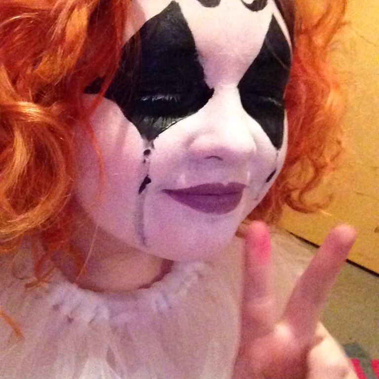 themonsoonshake's tweet photo. it me, your extremely self conscious queer kid that loves 2 pretend that they're Jinkx Monsoon #gaysbreaktheinternet https://t.co/b2KbGmu4pw