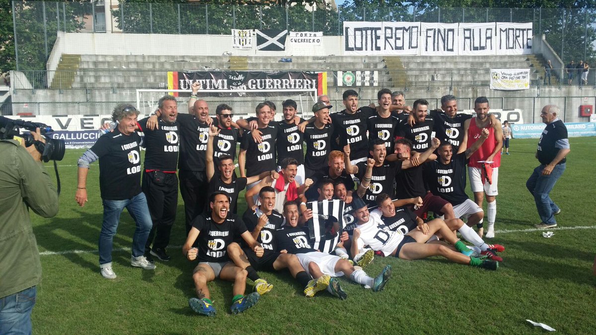 CavenagFanfulla's tweet photo. Si festeggia sul prato della Dossenina! 
Serie D!!!!!!!!!!
Forza Vecchio Cuore Bianconero!!!!! https://t.co/YbMObiFuyd