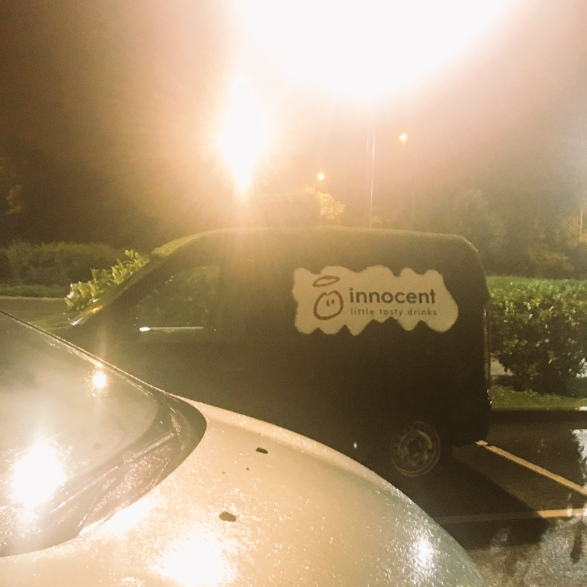 Innocent smoothie van on the car park this is evening...covered in fake grass!! Now that's cool! #sugm