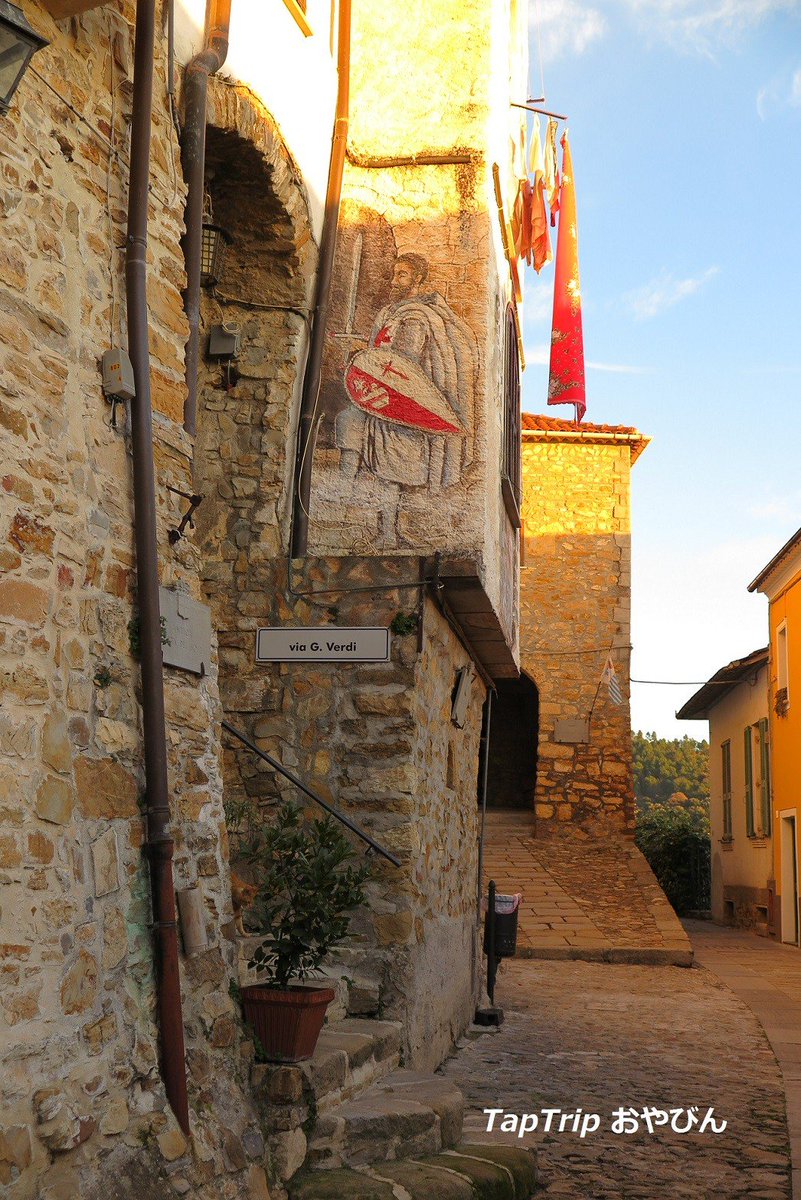 Nana 雰囲気抜群 イタリアにある 自称 独立国 セボルガ公国 へ T Co Z8hbfrw4oq イタリア セボルガ公国 村 北イタリア 観光 旅行 イタリア旅行 中世 路地 夕焼け 郵便ポスト