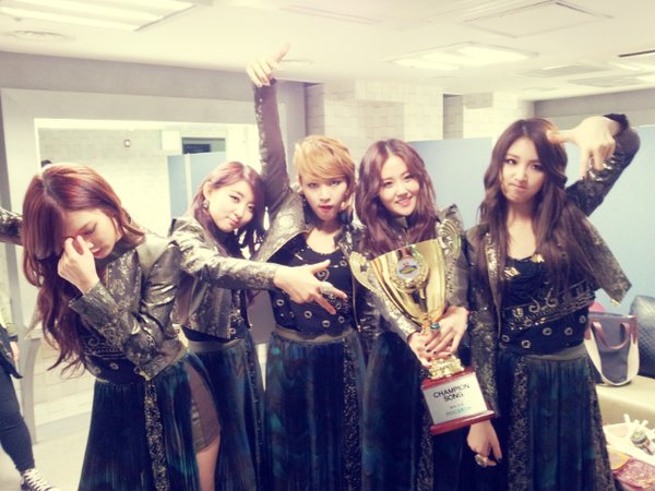 KpoppersStates's tweet photo. Não podemos deixar um grupo tão maravilhoso como  o 4MINUTE acabar vamos la gente #4MinutePleaseStayTogether https://t.co/9PsXTLcUBV