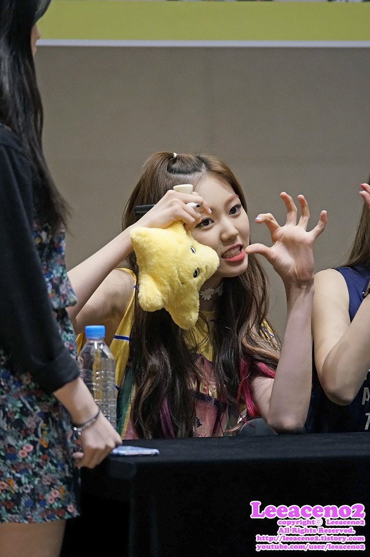 Eunbin_intl's tweet photo. [HQ] 160610 - Fansign Event @ Mokdong #권은빈 #Eunbin (cr.leeaceno2)
https://t.co/5KQ7TWasVz
https://t.co/jpVVMQf8Bq https://t.co/v8k5gf4w4Q