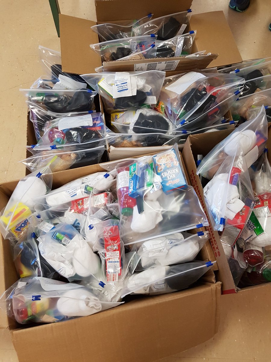 madame_rw's tweet photo. #ECSLIT from #OLGschool delivering care packages they made for the homeless/needy on Sun. Good job team! @TCDSB https://t.co/VDgR1AHVUu