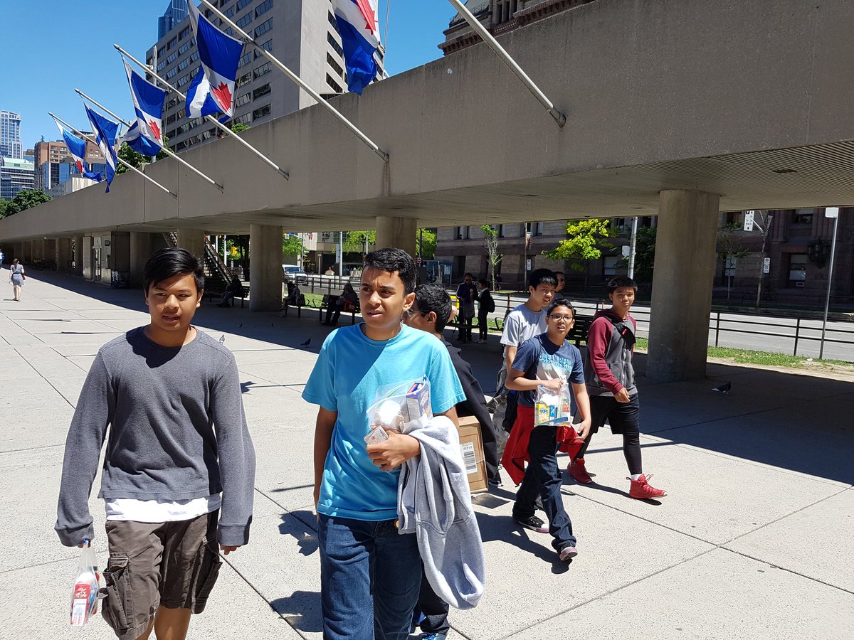 madame_rw's tweet photo. #ECSLIT from #OLGschool delivering care packages they made for the homeless/needy on Sun. Good job team! @TCDSB https://t.co/VDgR1AHVUu