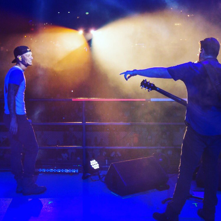 ChrisYoungMusic's tweet photo. Had to pull my buddy @kanebrown on stage tonight! I mean... We were in CHATTANOOGA #yesmybackissweaty https://t.co/Ph3Xn3uo7K