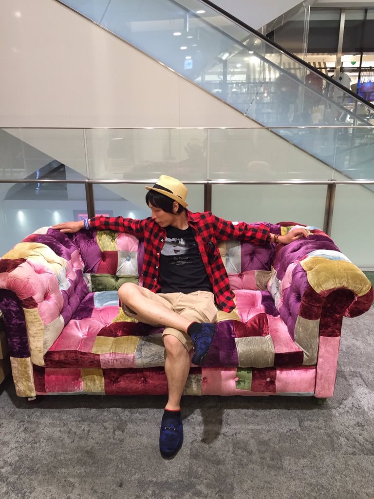 Fukuoka Rhapsody その後パルコに行くとセカオワハウスにあるソファと一緒のソファがありました テンションが上がりカッコつけていく支部員たち カッコつけた最終形態が4枚目 何かのcdのジャケットになりそう 笑 この時ほんとに笑いすぎましたw