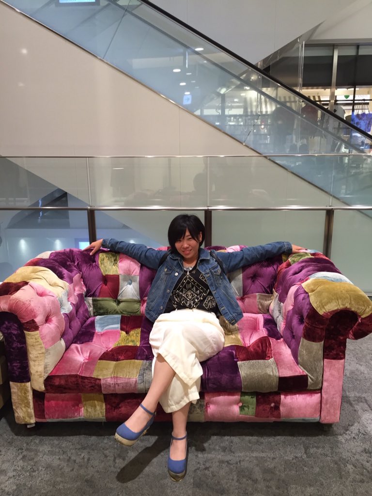 Fukuoka Rhapsody その後パルコに行くとセカオワハウスにあるソファと一緒のソファがありました テンションが上がりカッコつけていく支部員たち カッコつけた最終形態が4枚目 何かのcdのジャケットになりそう 笑 この時ほんとに笑いすぎましたw