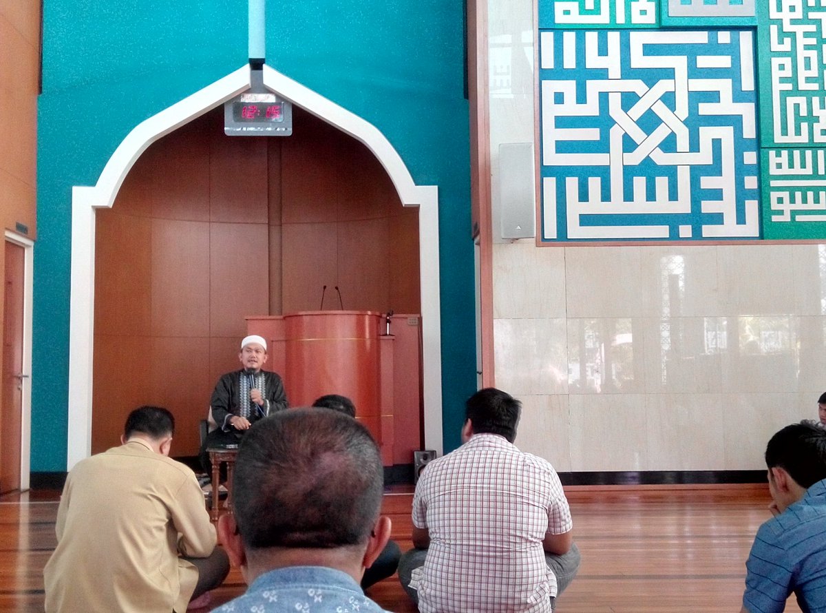 dkmannurbf's tweet photo. Sedang berlangsung kajian siang bersama ust roni abdul fatah "ramadhan bulan perjuangan" https://t.co/U2JnFaPamX