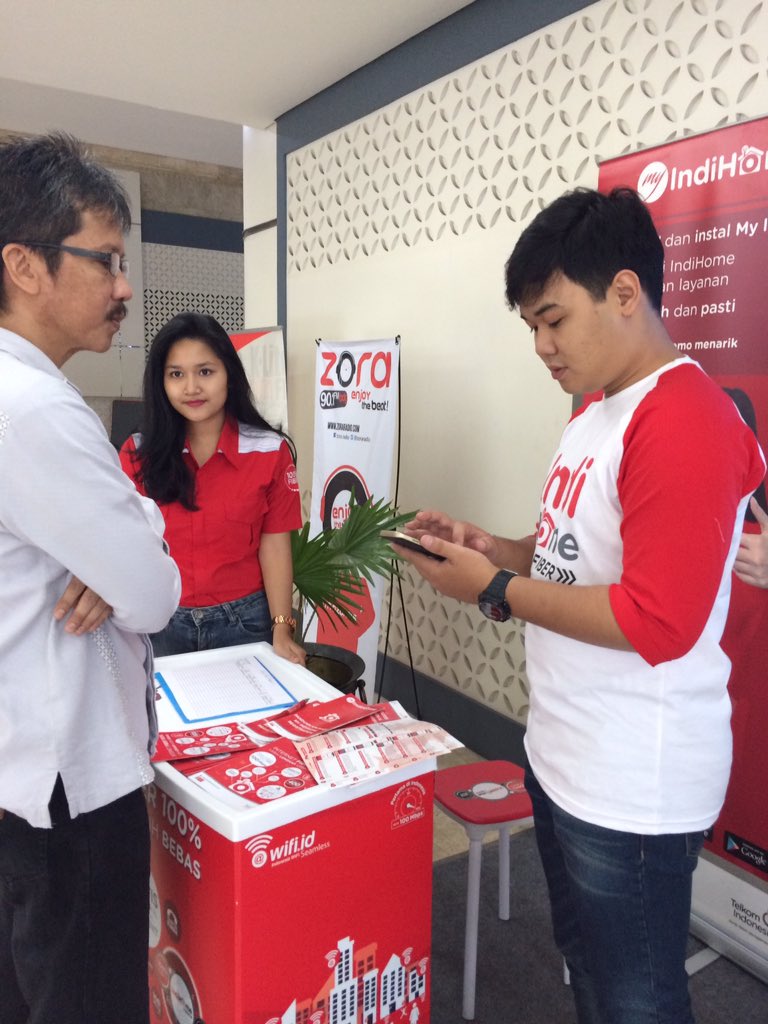 Helping customer for installing MyIndihome app🙂#MyIndihome #TelkomJabar #Mkt #CCM #KipasBudayaRACE