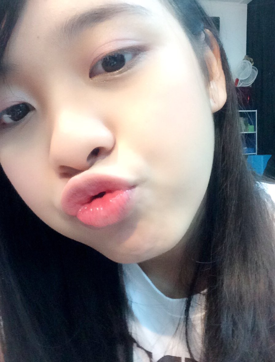 anindthrc's tweet photo. Duck face😙😙foto kemarin hehehe~ lagi ada kegiatan ama team t niii! Semangattt💪🏼 https://t.co/9sAZ6Fklck