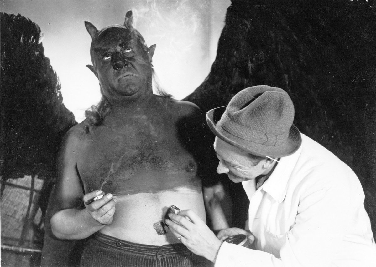 colebrax's tweet photo. Director F. W. Murnau at work on one of the most visually astonishing films of the silent era, 'Faust' (1926). https://t.co/OAj8e9xXw7