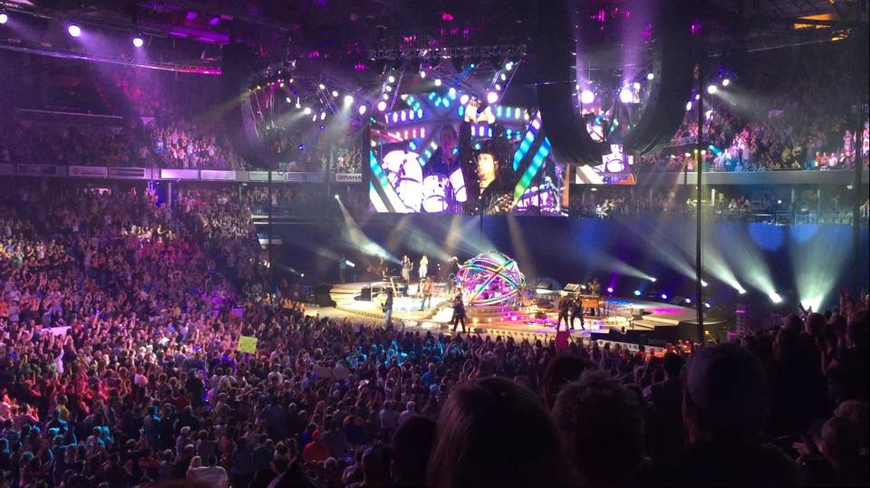 McGuireShow's tweet photo. Tonight, @garthbrooks dedicated a song in his show those affected by the terrible shooting in #FLA #StandWithOrlando https://t.co/hK6JAmK2Af