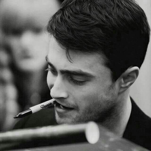 //
السهر مُرتبِطٌ بـ العاشِقين فـ بعضُهم #يستأنِسُ بـ قُرب محبوبه 
والأخر يكتُب #ويبكي لحاله  ؟؟!
   #حكاية #قلم