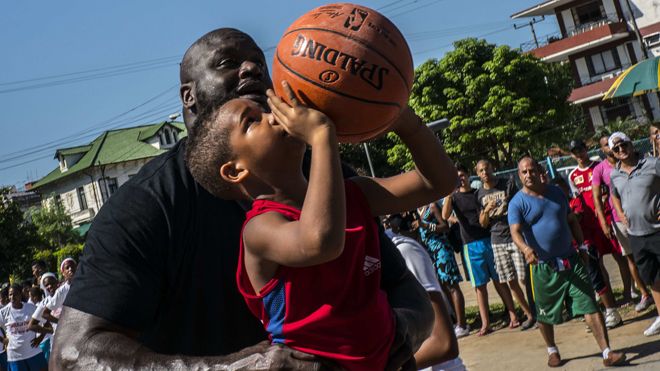 Q4BBALL's tweet photo. Shaquille O'Neal in #Cuba to put on a basketball clinic for local youngsters https://t.co/KU08Aw3w8S #basketball https://t.co/BIqa2n2LqX