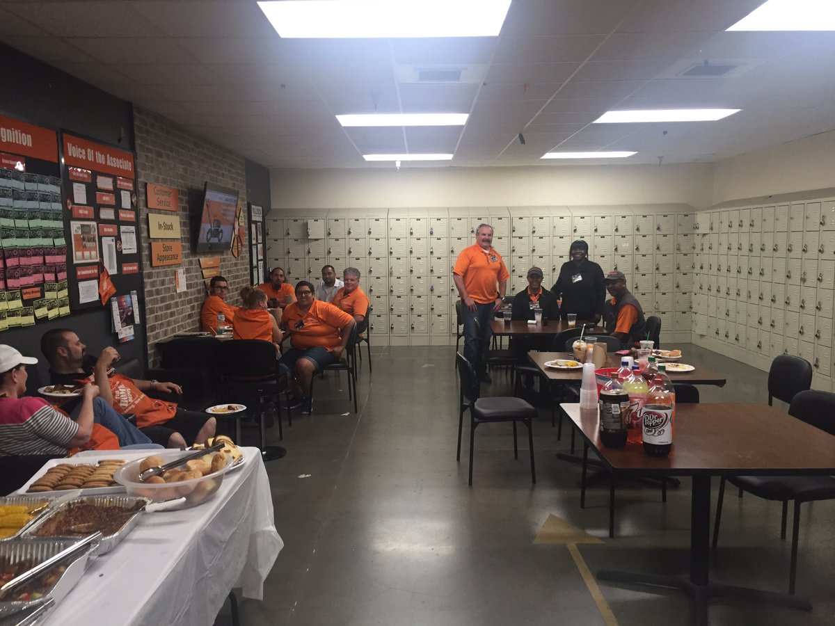 KellyFalor's tweet photo. MET 0629 celebrates each other the right way!! #bestNWest #PacnorthProud #D295 https://t.co/nUDHMerxOu