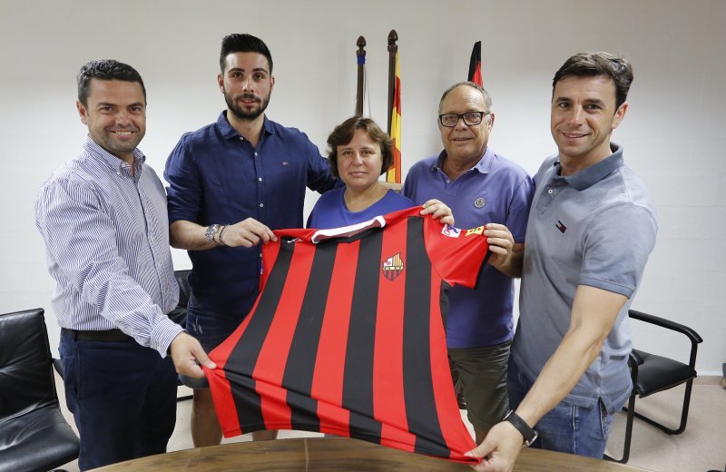 diaridtarragona's tweet photo. @Mtorra8 Torra y su privilegiado ángel, nuevo fichaje del @ReusDeportiu https://t.co/nANrkGD8vj https://t.co/i3amLsOt0J