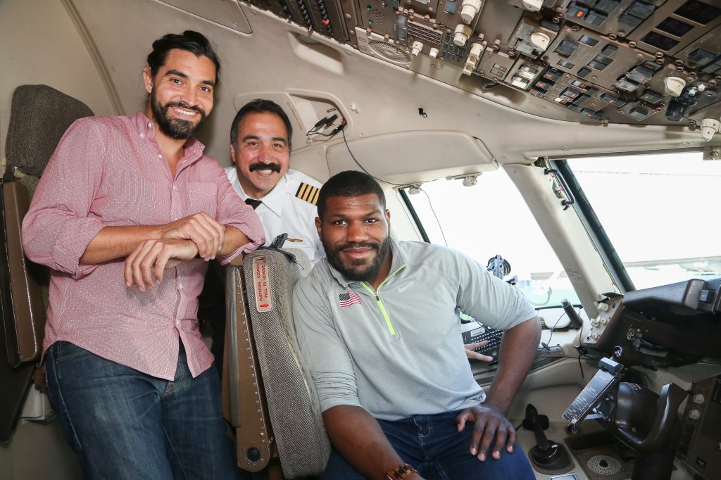 SimpliFlyApp's tweet image. United Airlines Surprises Passengers With Movie Premiere 35,000 Feet In The Air | snip.ly/hgs9y