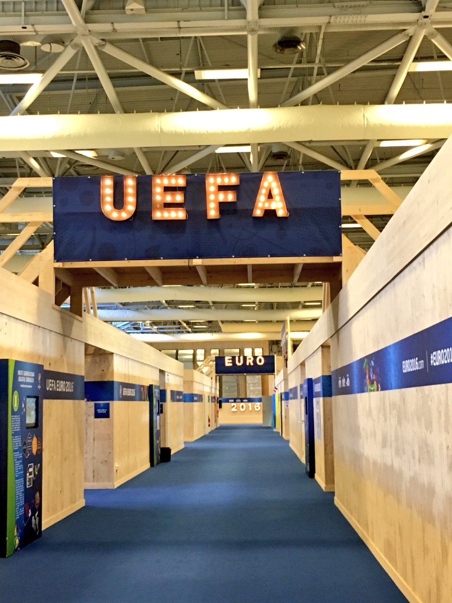 magikjle's tweet photo. En direct du Broadcast center de l'Euro 2016 ⚽ 3000 médias! #UEFA #Orange #canalfootballclub #accessVip https://t.co/MKJ6UbMeF8