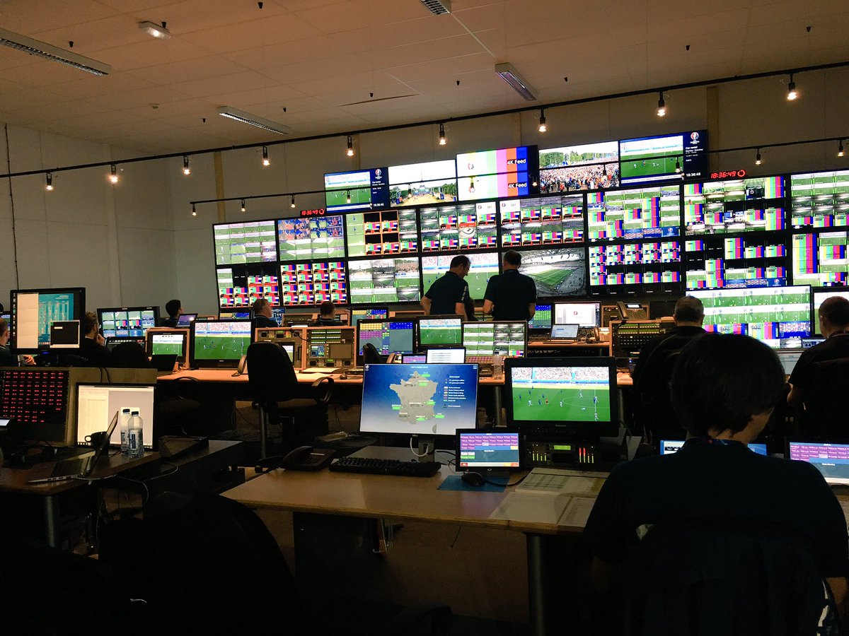 magikjle's tweet photo. En direct du Broadcast center de l'Euro 2016 ⚽ 3000 médias! #UEFA #Orange #canalfootballclub #accessVip https://t.co/MKJ6UbMeF8