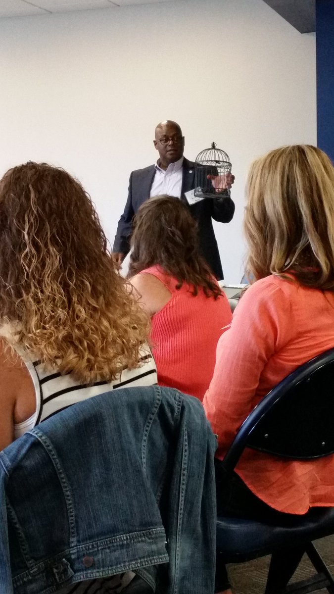 CosbyCreations's tweet photo. Teach students they are not bound by their circumstances @AntjuanMarsh #samfordleadership16 https://t.co/edbgTFmfa5