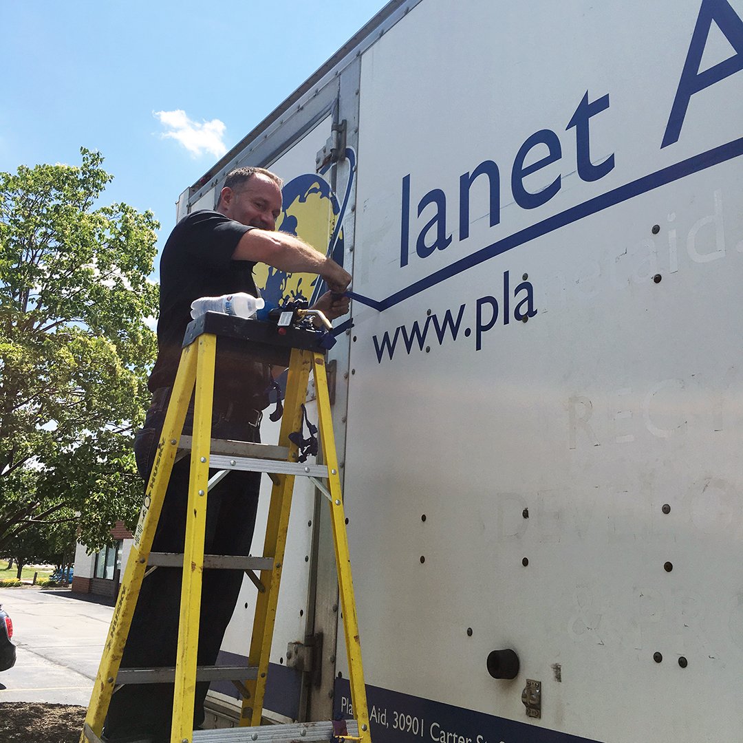 SpeedproCleEast's tweet photo. Even the Boss Man has to do dirty work! @planetaid
#greatbiggraphics #vehiclegraphics #graphicsremoval #boxtruck https://t.co/YH8bO1JUmc
