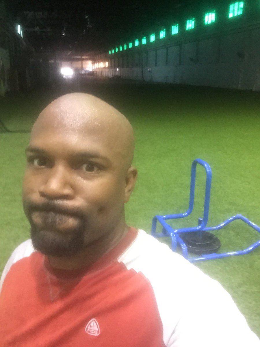 arlenharris_'s tweet photo. No one around to watch! I'm still getting it in. WHATS YOUR EXCUSE!? #letsgorunitbacks #trainlikeapro #teamrunit https://t.co/llTe1XNhjy