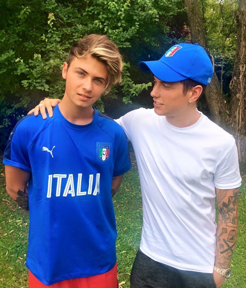 BenjieFede's tweet photo. Anche se il nostro ultimo singolo è in spagnolo, forza Italia, sempre! 🇮🇹😜 https://t.co/JVLkp1SF4c