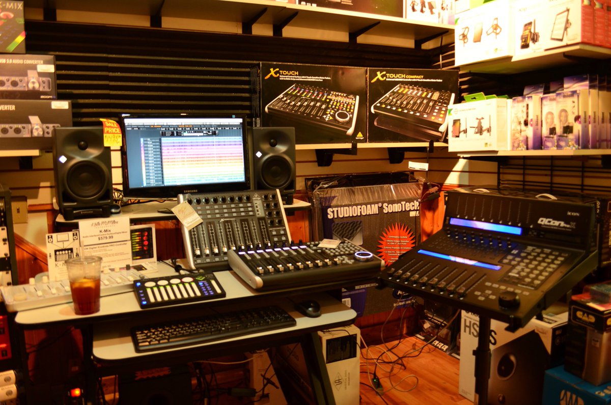 Darius_LR's tweet image. A room like this... Is pure bliss! Corner Music Nashville #soundislife #doingwhatilove #gearheaven