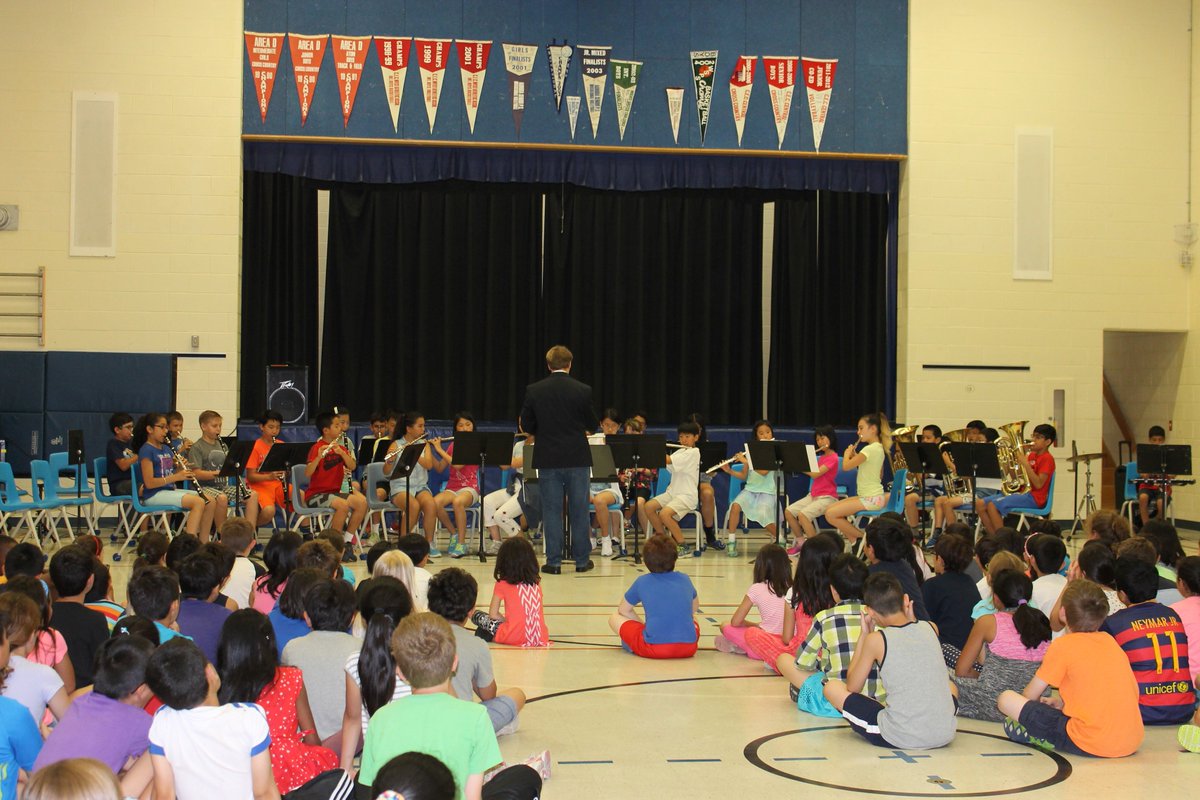 YRDSB's tweet photo. Thanks @YRP for donating instruments to #CharlesHowittPS! Great performance enjoyed by staff, students &amp; community. https://t.co/duuqLziwe5