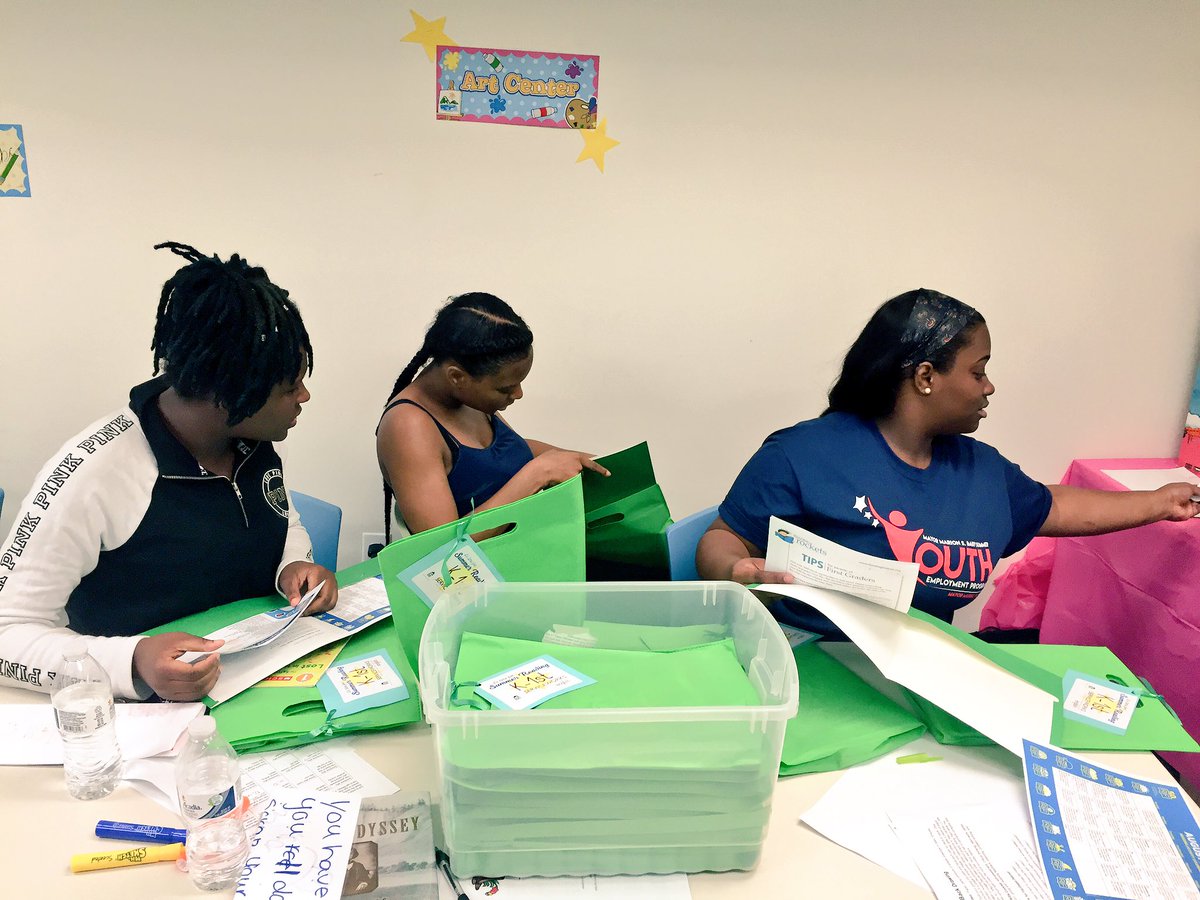 ServiceWorksDC's tweet image. Scholars helping out with the Summer Reading Kits for our communities! 👍🏾 @CPDCorg @IamServiceWorks