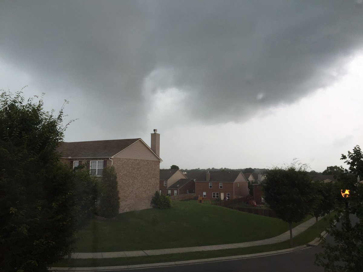 cwbourque's tweet image. Wow. It&apos;s 11:15 am and the sun has completely disappeared. 😳#SummerThunderstorms