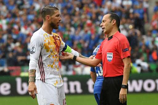 We're only 25 minutes in and Ramos has already thrown up on his shirt buff.ly/28Ydpmy #itaspa #euro2016
