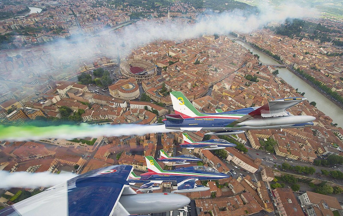 SlangenJan's tweet photo. @FrecceTricolori su @arenaverona #150esimo anniversario passaggio del #Veneto al #RegnodItalia #latuasquadrachevola https://t.co/SFeNziaCce