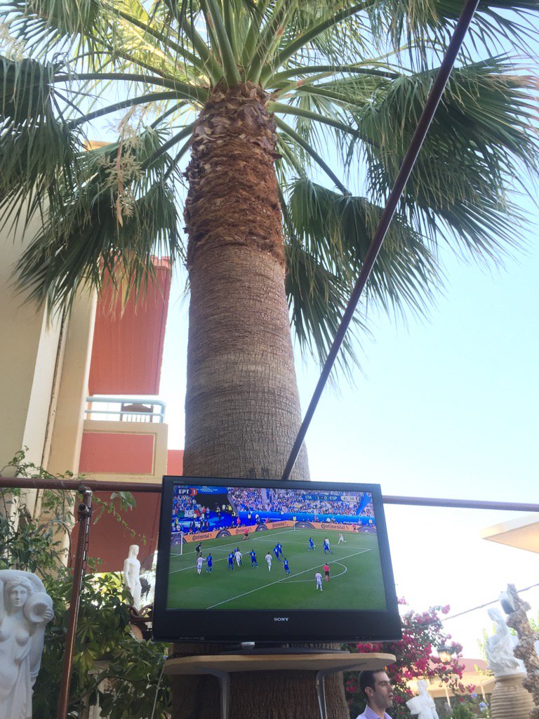 jrg_bergmann's tweet photo. Fußball Italien-Spanien in einer Taverne auf Kreta. Ohne Ton mit Sirtakimusik ist wie Stummfilm. Tolles Erlebnis. https://t.co/b4cfbRTgth