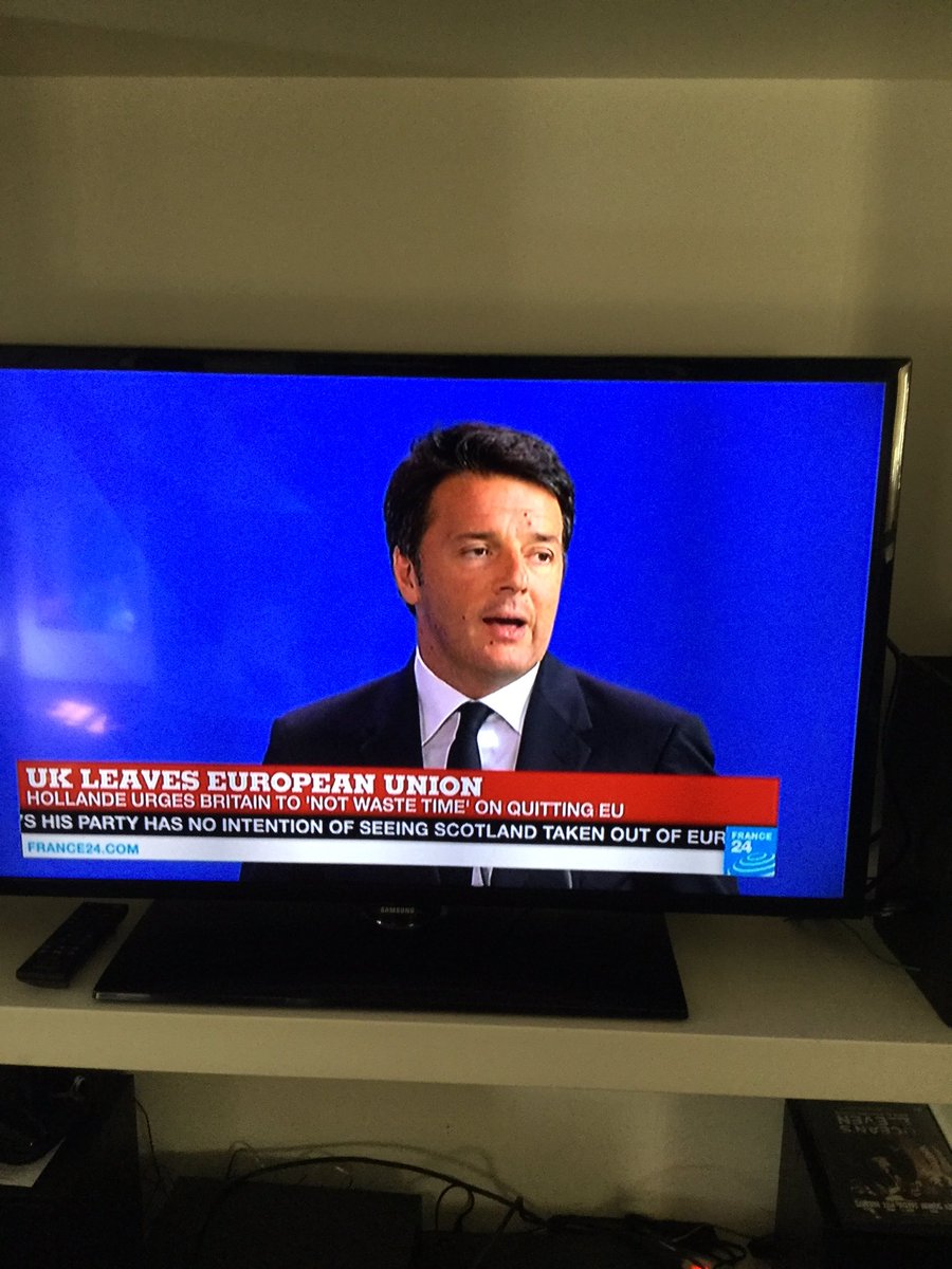 JacopoIside's tweet photo. Ai giornalisti stranieri non par vero di vedere Renzi in conferenza stampa mentre gioca l'Italia. #ItaliaSpagna https://t.co/Qm8KRyc9Xr