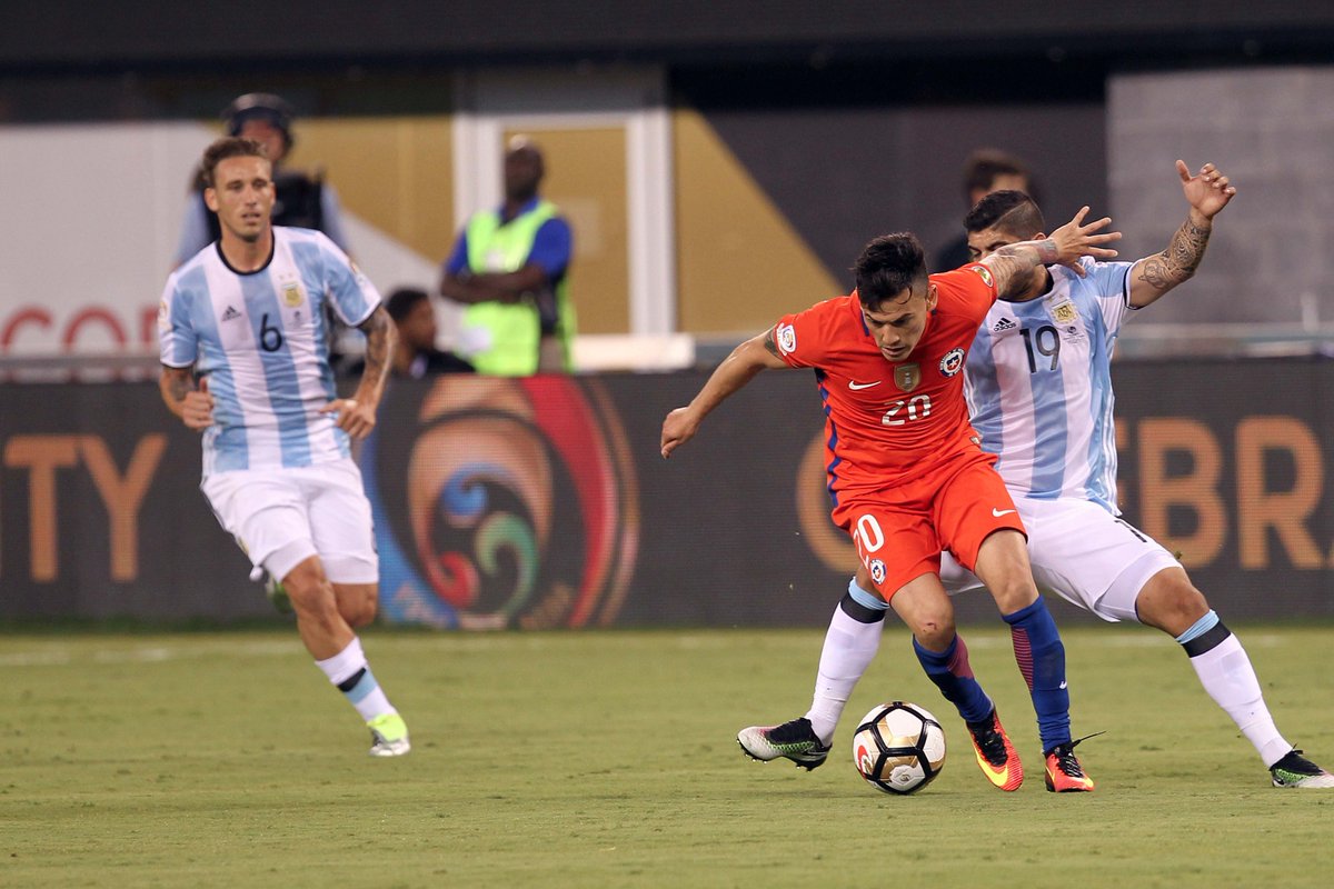 bayer04_es's tweet photo. 🇨🇱 #Aránguiz | @CA2016_sp

⏰ 599 minutos disputados
⚽️ 1 gol | 1 asistencia
🎯 92% de pases completados https://t.co/SKDuZEW2Q8