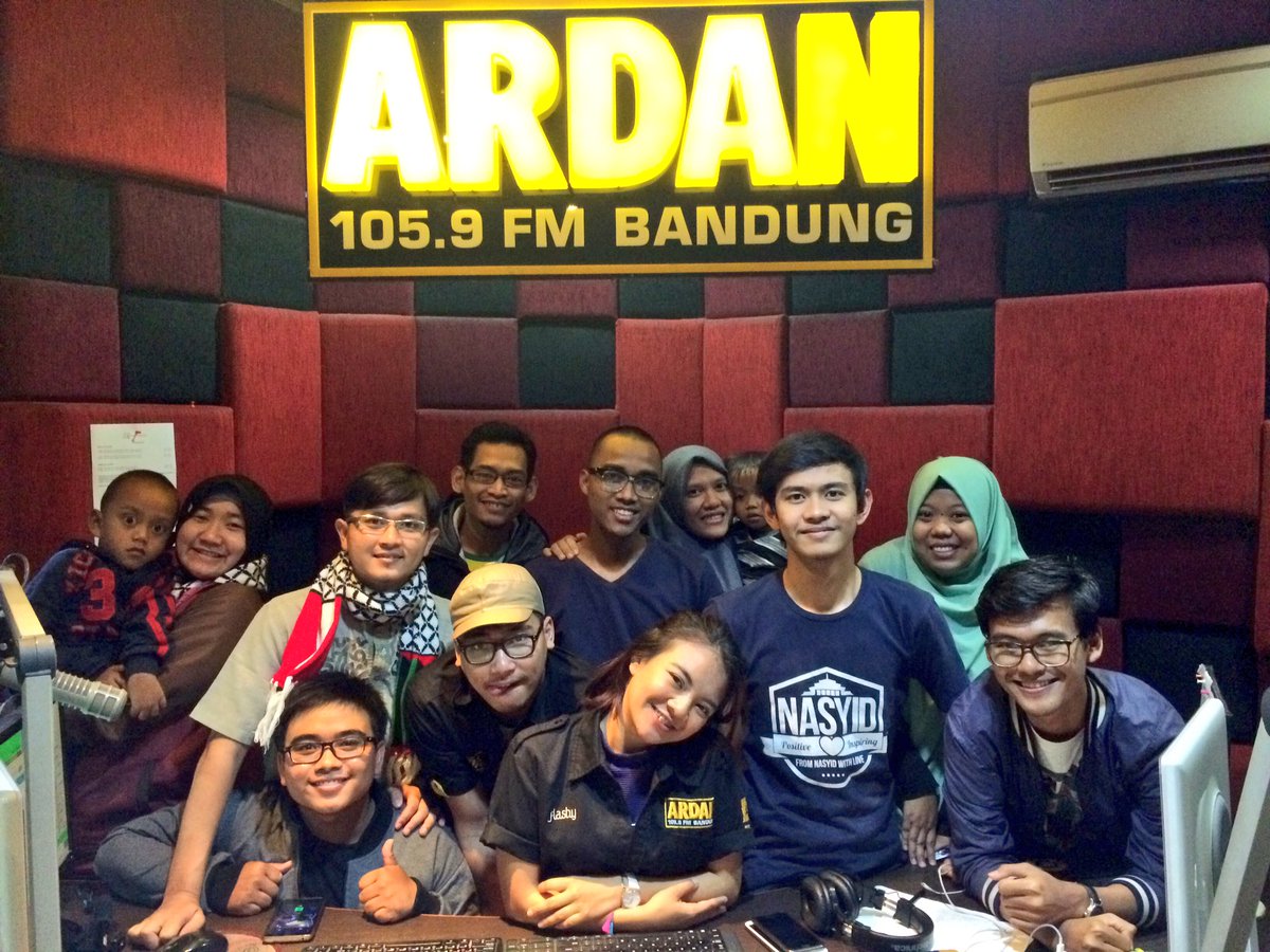 ardanradio's tweet photo. Yayy! Terimakasih @annjabar udah main ke #BdgBgt 😜 Semangat trus bawa musik positif ya~

Eiza sama prod Handi pamit! https://t.co/ADhn08ykNN