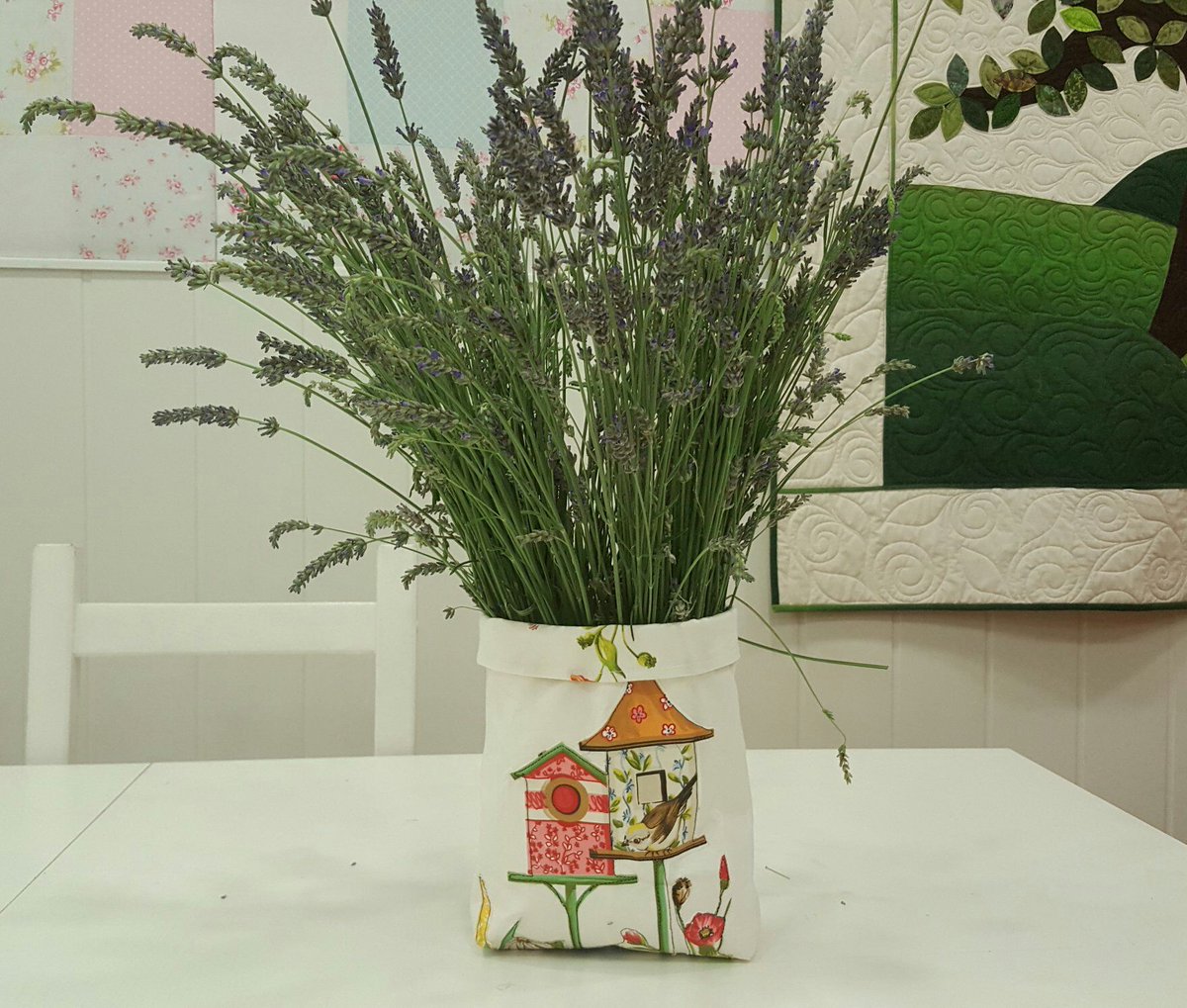 BascomptePatch's tweet image. Cistell per posar lavanda, fet amb craf tex blanc .....quina olor!!!