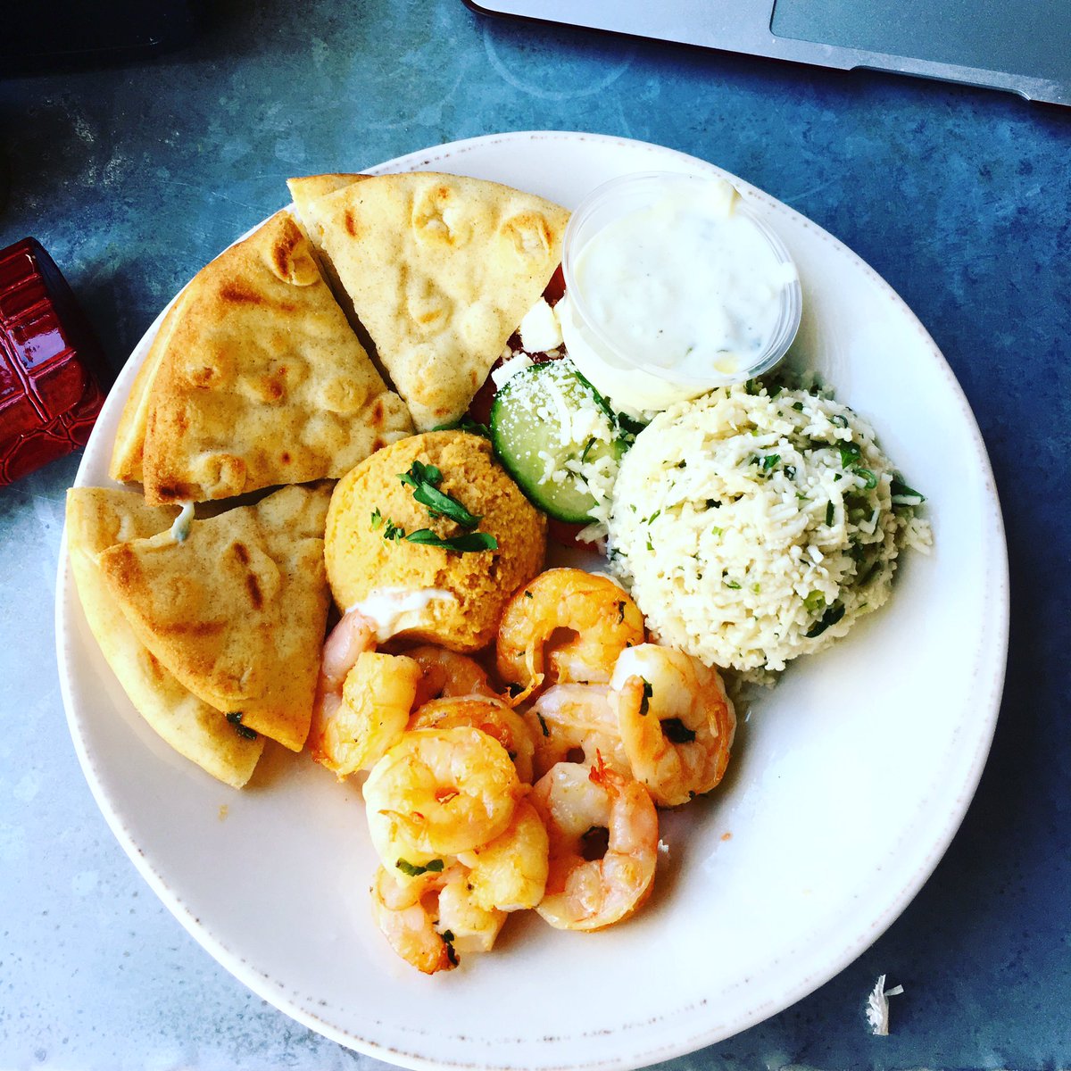 Working lunch! Athena plate <a href="/Agra_Culture/">Agra Culture</a> #edina 😋